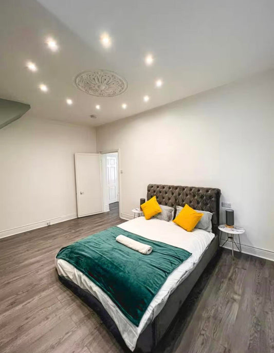 Stylish serviced apartment, sleeps 3 , free parking